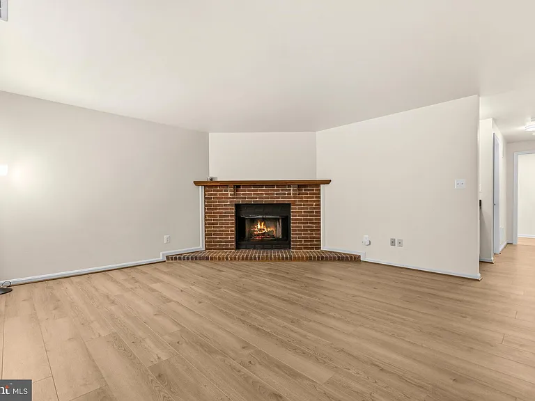 8931 Park Forest Dr — Photo 32