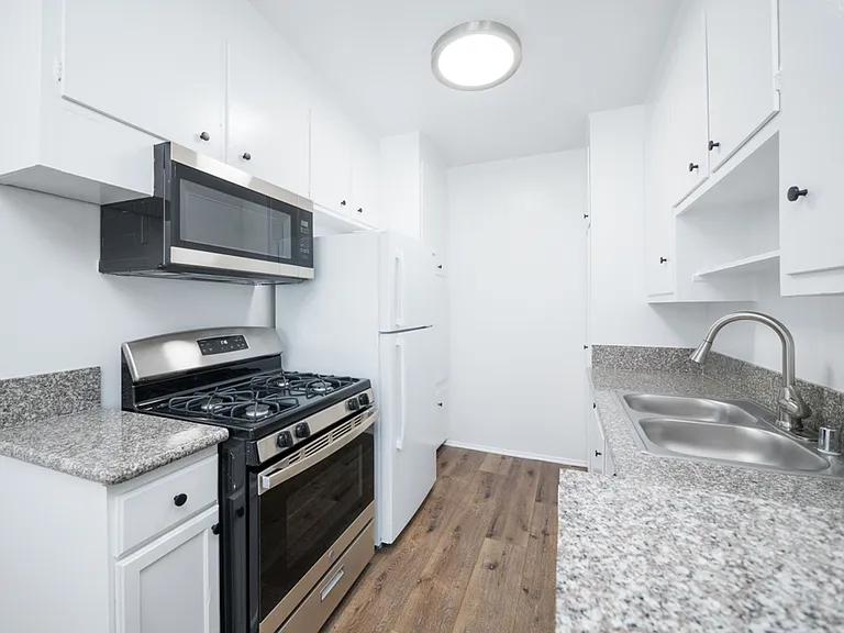 5715 Vineland Ave — Photo 8