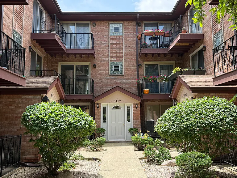 5819 W Higgins Ave #2D — Photo 1