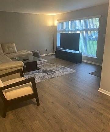 3rd image of 406 Mary Ave #406