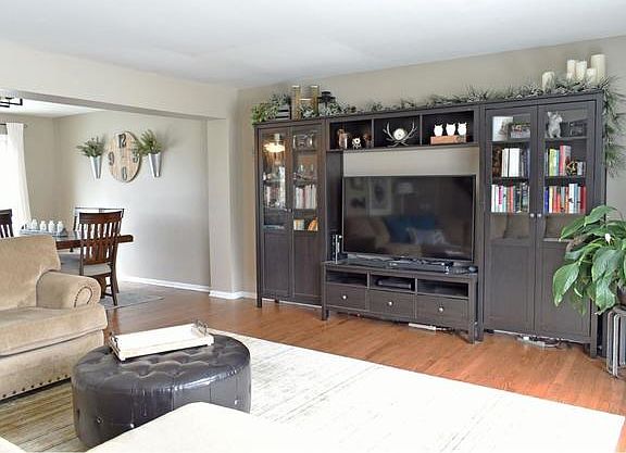 3rd image of 935 Holly Cir