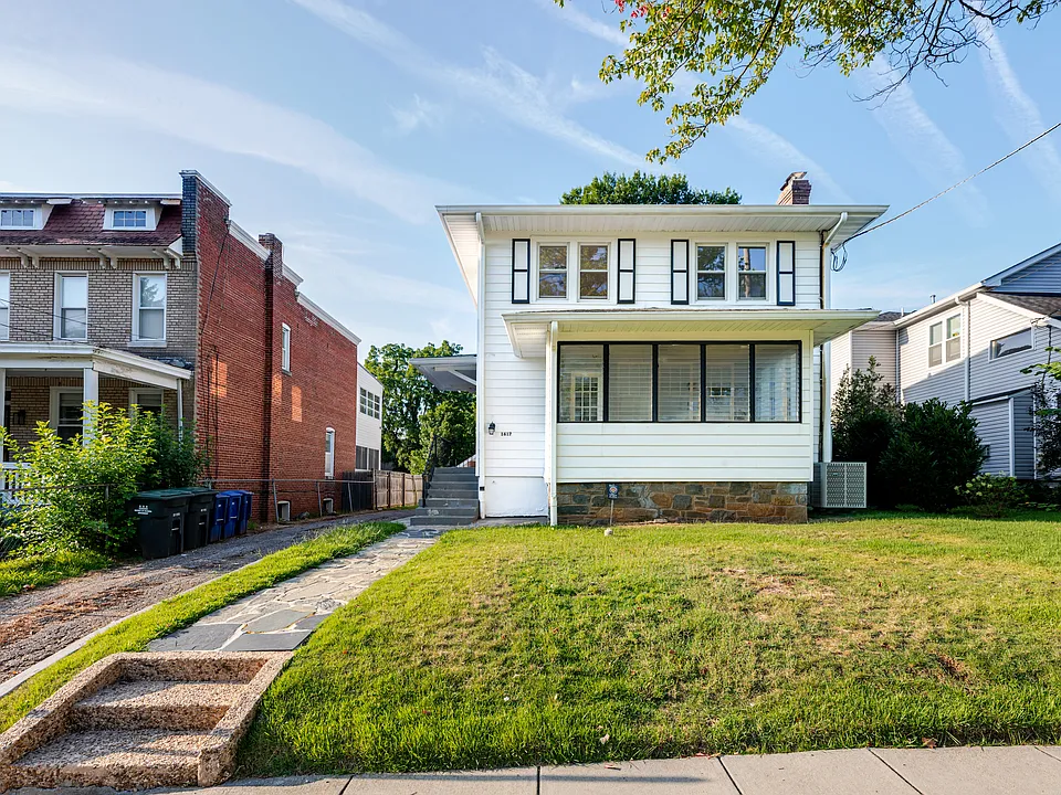 1617 Monroe St NE