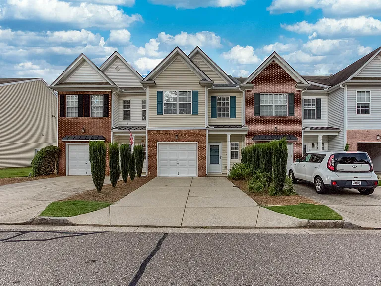 2946 Greyhawk Ln — Photo 1