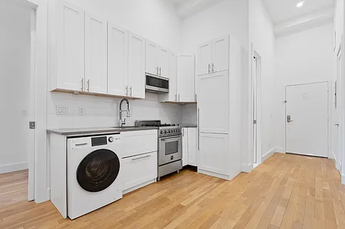 220 E 22nd St Photo 1