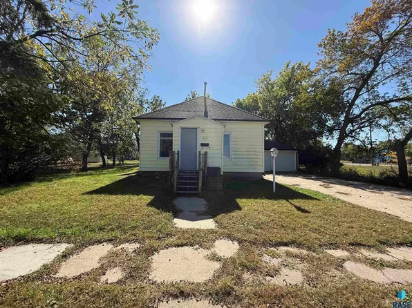 505 W 1st Ave, Flandreau, SD 57028
