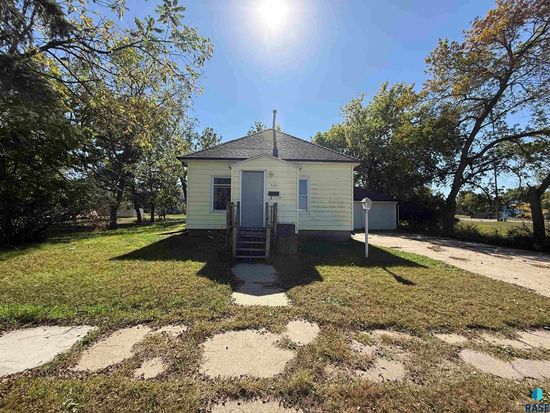505 W 1st Ave, Flandreau, SD 57028