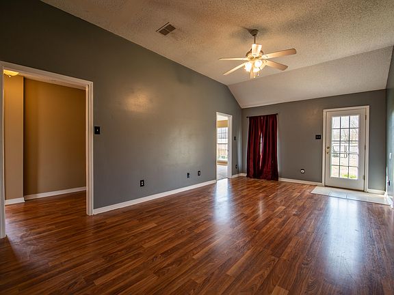 3rd image of 319 Woodcrest Dr