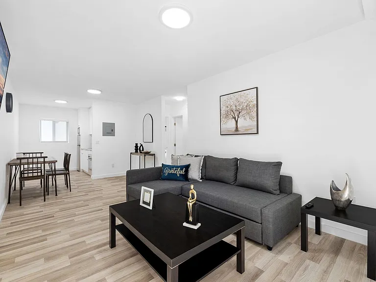 112 SW 11th Ave #1 — Photo 1
