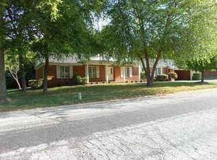 6 Oakwood Dr, Jacksonville, IL 62650