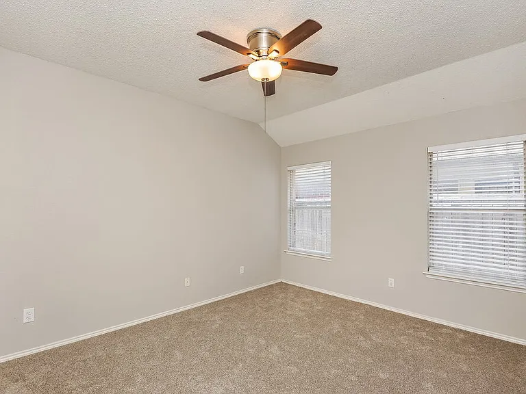 1040 Glencrest Dr — Photo 10