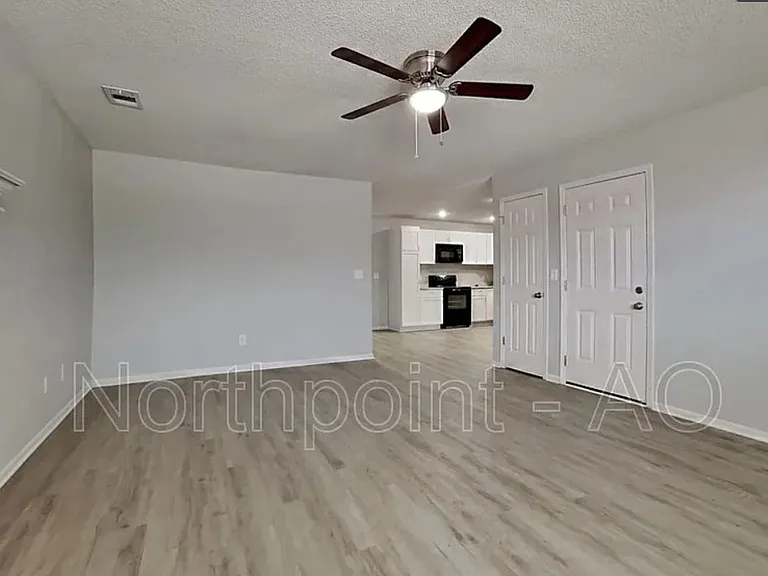 301 NW Woodbury Dr — Photo 2