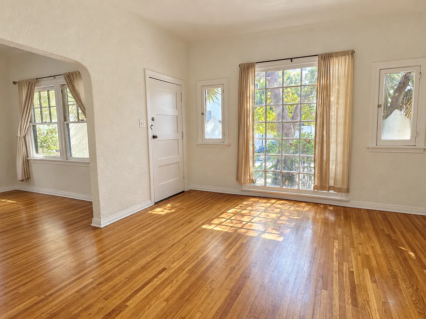7925 Waring Ave — Photo 2