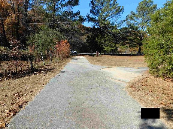 You can pull the big rigs in here. Seller has a 4 horse living quarter as only one of her trailers. 