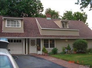 133 Springtime Ln W, Levittown, NY 11756