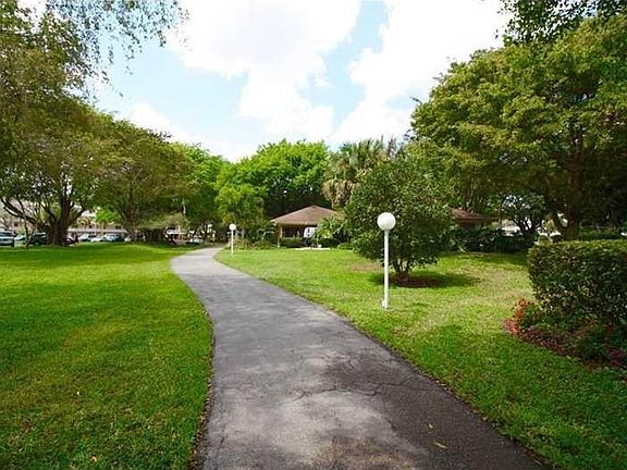 4th image of 565 Oaks Lane #103