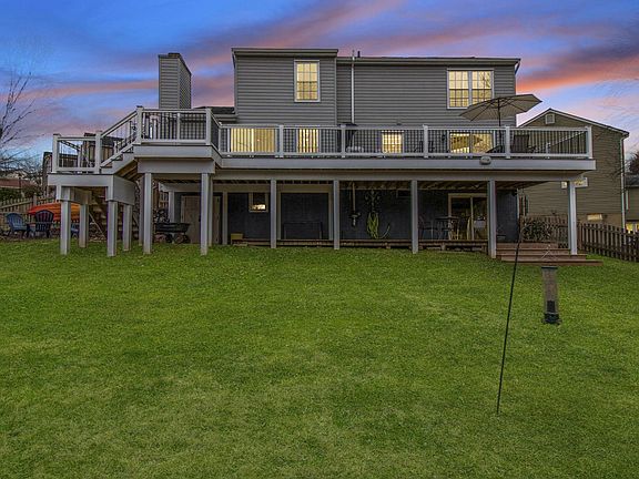 3rd image of 6233 Fairbourne Ct