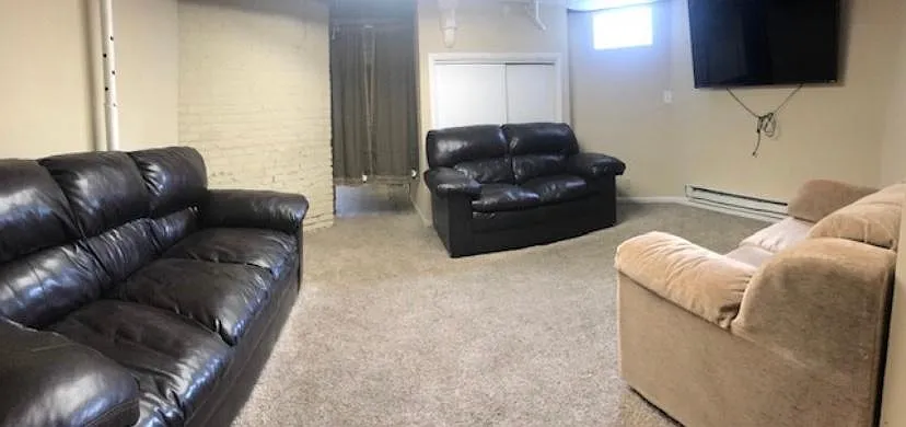 10 bed, 3740 sqft, $5,000 — Photo 3