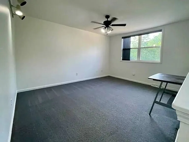98 Harvard Rd — Photo 20