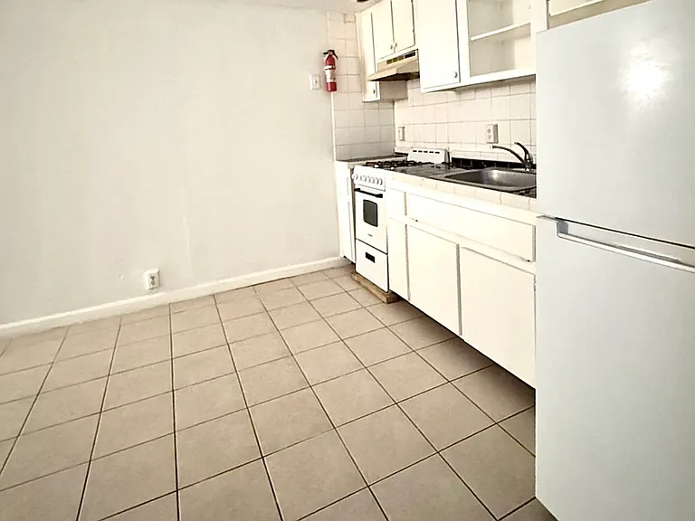 1447 Oxford Rd NE — Photo 2