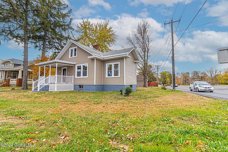 3rd image of 623 Curry Road