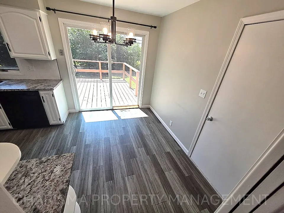 3 bed, 1.5 bath, 1418 sqft, $1,899 — Photo 4