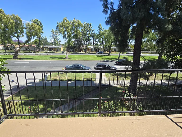 Ontario Apartments — Photo 10