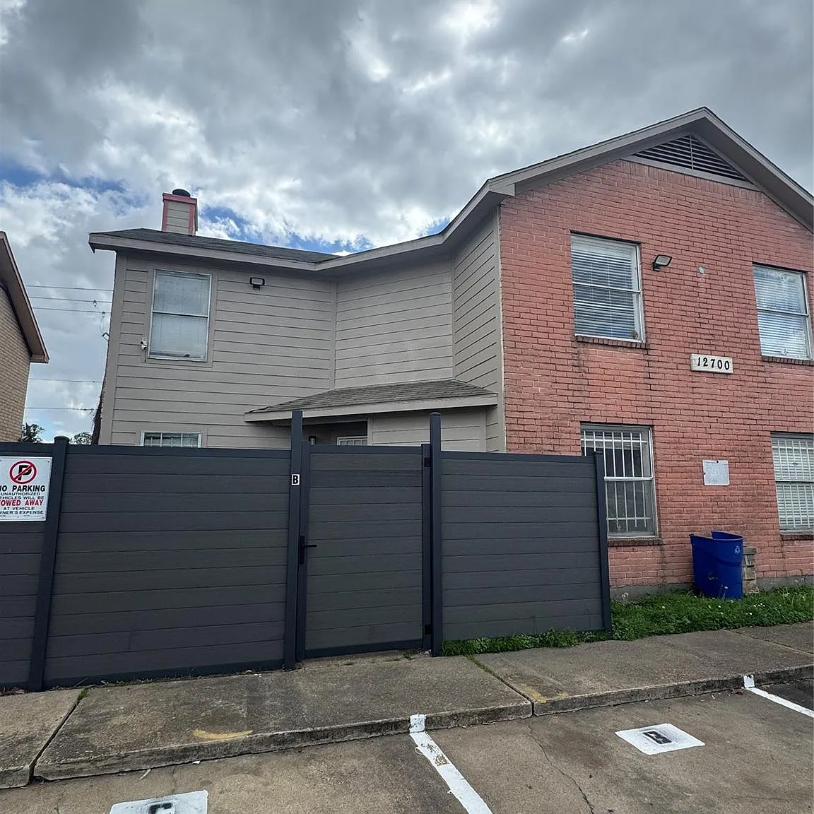 2 bed, 1.5 bath, 4372 sqft, $1,350 — Photo 1