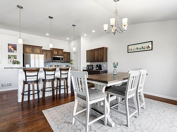 3rd image of 926 S Monterosa Dr