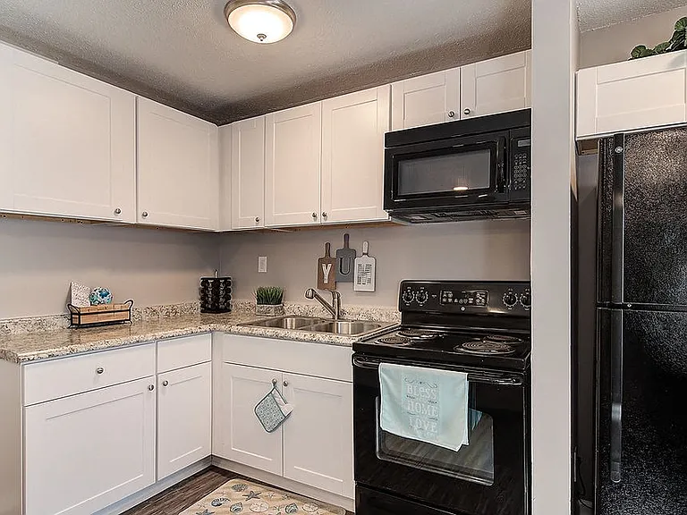 Cambridge Apartments — Photo 17
