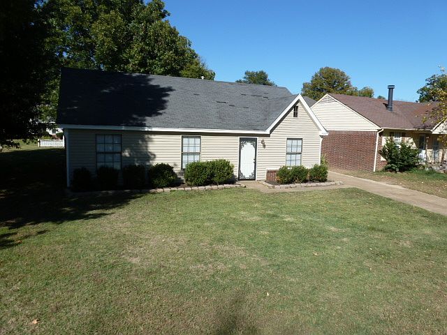 1st image of 904 Autumn Woods Dr E