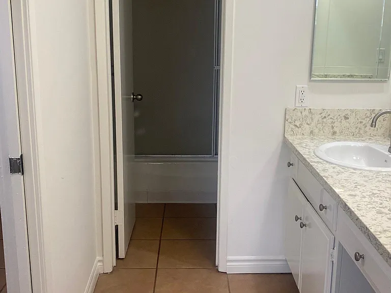 Chateau Garnet Apts. — Photo 31