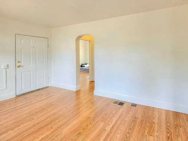 1039 Watt St — Photo 5