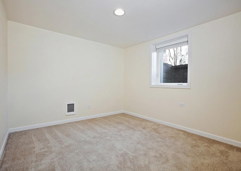 Big windows in all bedrooms