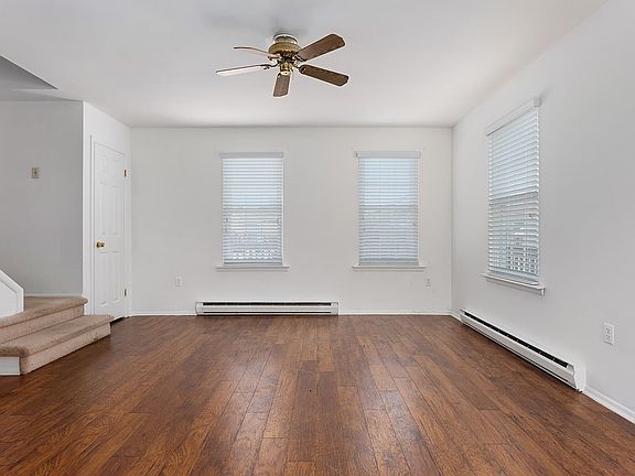 3rd image of 218 39th St E #Sea