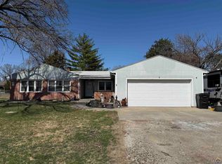 1820 SW 37th St, Topeka, KS 66611