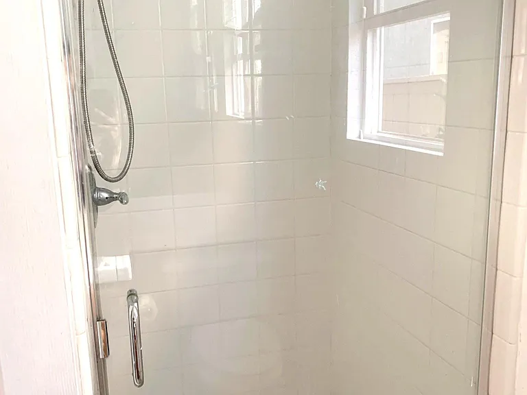 Full bath w/shower (first floor)