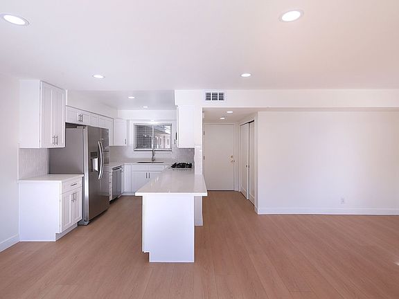5th image of 3155 Montrose Ave APT 215