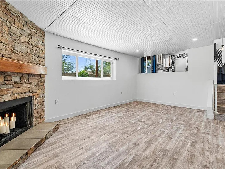 1041 E Kristal Way — Photo 17