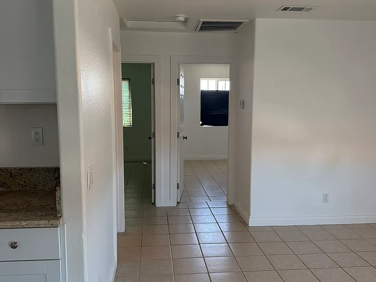 1010 W Robert Ln #1 — Photo 6