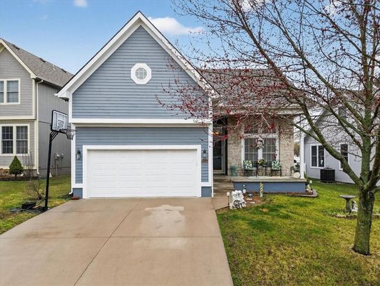 802 Redbud Dr, Paola, KS 66071