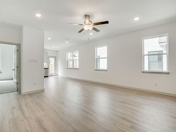 4th image of 1217 Lamar Dr