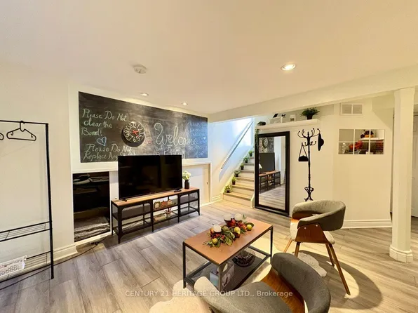 22 Cedar Cres #Basement, Aurora, ON L4G 3J8