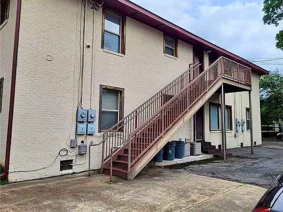 2nd image of 2027 Jackson St APT 2