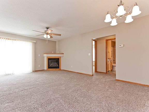 4th image of 939 Willow Ln #B