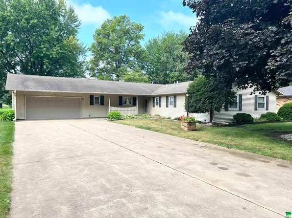 24 Saint Andrews Dr, Storm Lake, IA 50588