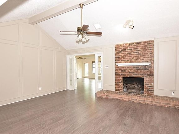 3rd image of 903 Fairfield Ln