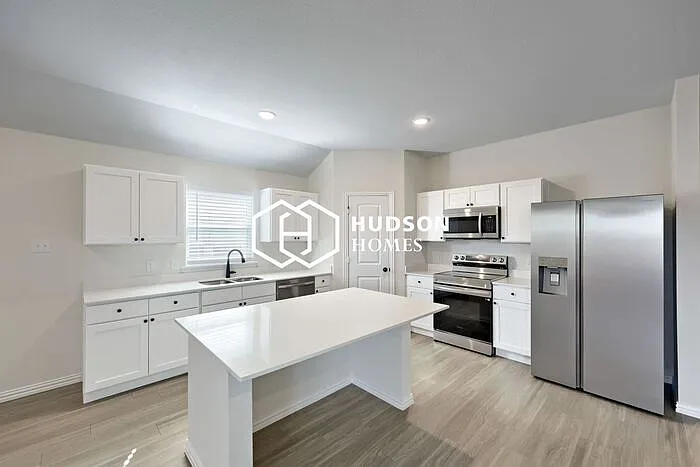 404 Rose Ave — Photo 4