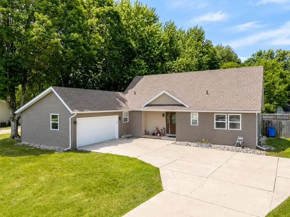 56782 Bow Dr, Three Rivers, MI 49093