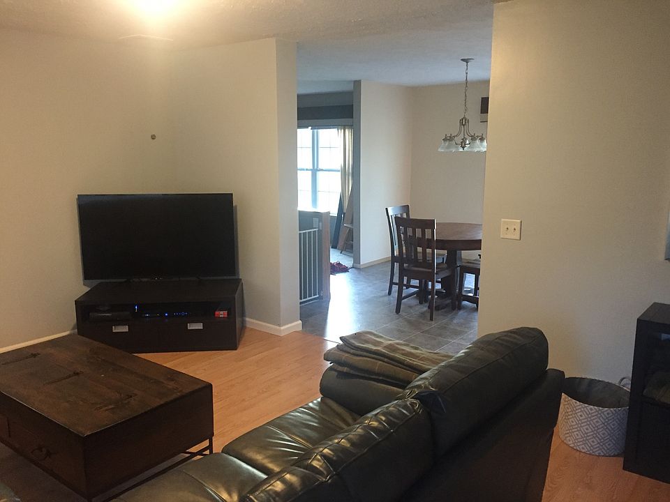 Living Room / to Kitchen