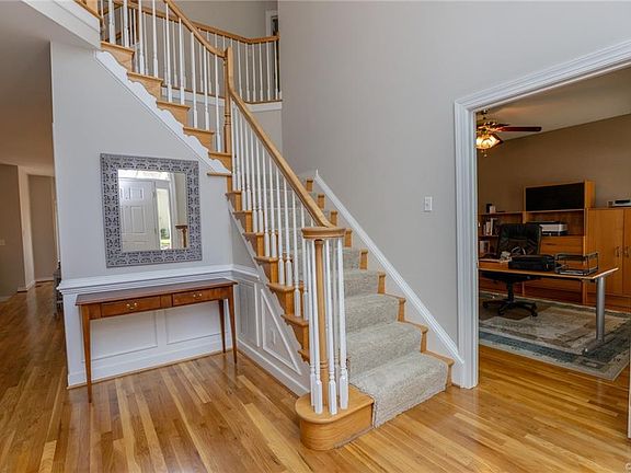 5th image of 9069 Kings Charter Dr